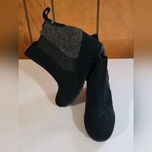 TOM'S Emery Suede Stylish Black Ankle Chelsea Boot Sz. 7.5